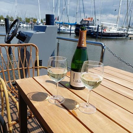 Luxury Houseboat In Volendam Marina Hotel Eksteriør billede